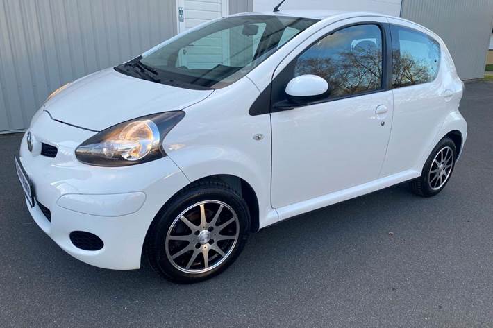 Hvid Toyota Aygo fra 2011 set udefra
