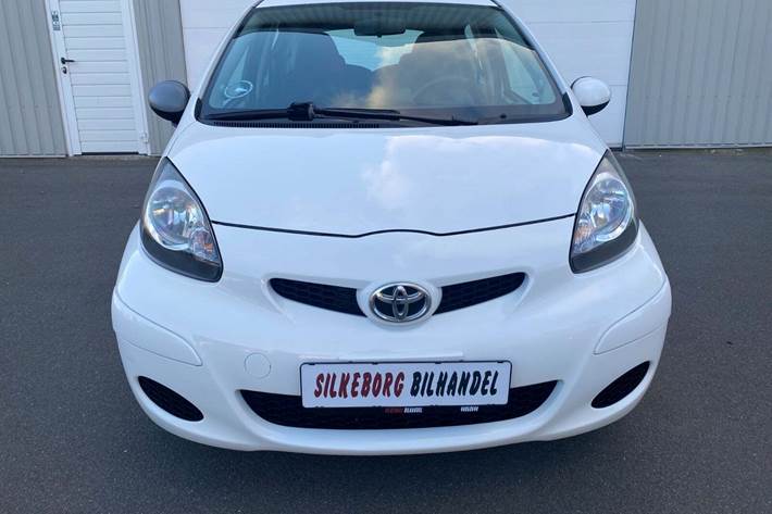 Hvid Toyota Aygo fra 2011