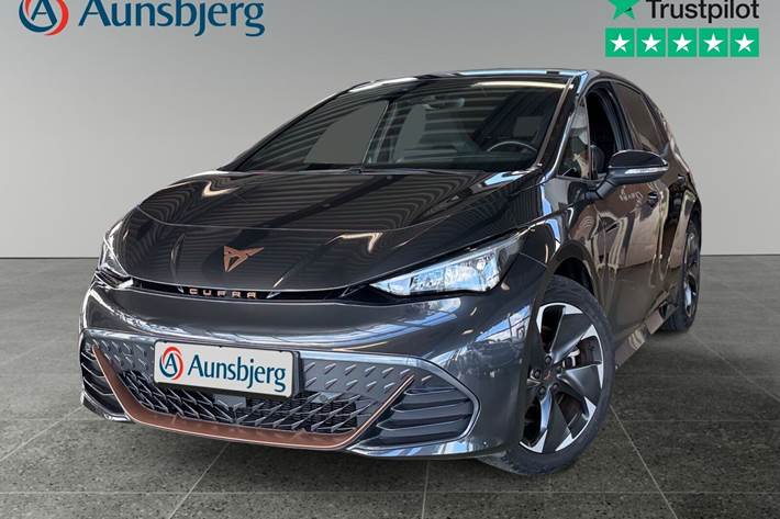 Grå Cupra Born fra 2023 set udefra