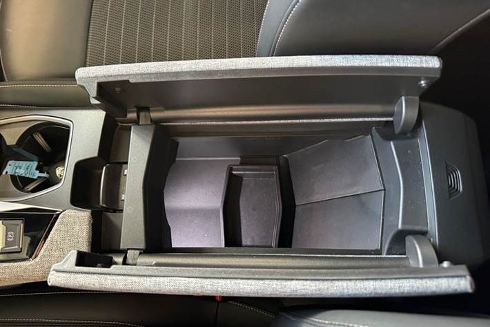 Hvid Peugeot e-3008 fra 2024