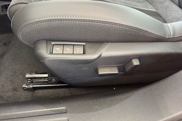 Orange Peugeot e-2008 fra 2023