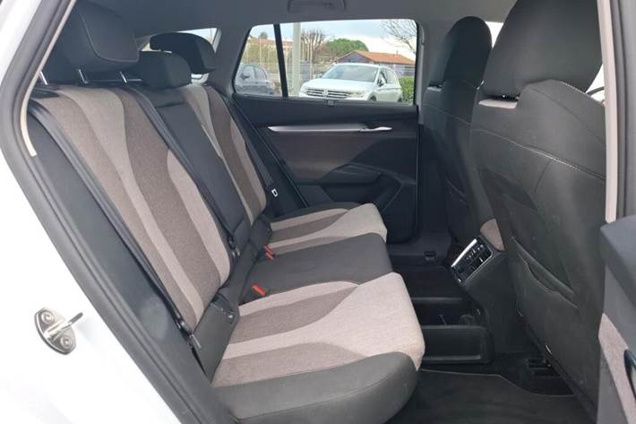 Hvid Skoda Enyaq fra 2023