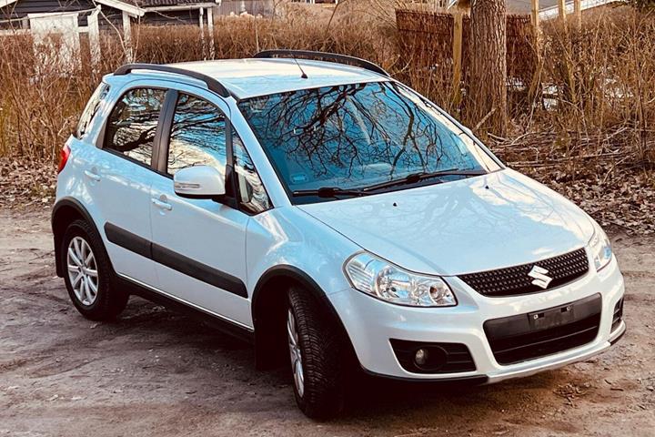 Hvid Suzuki SX4 fra 2013 set udefra