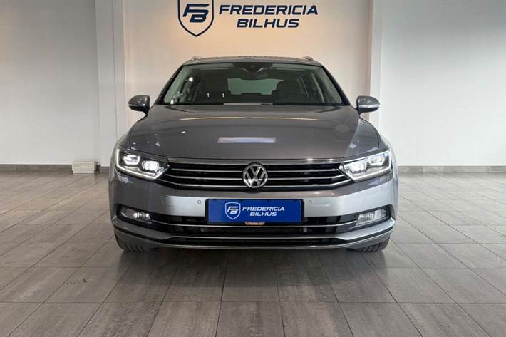 Grå VW Passat fra 2019