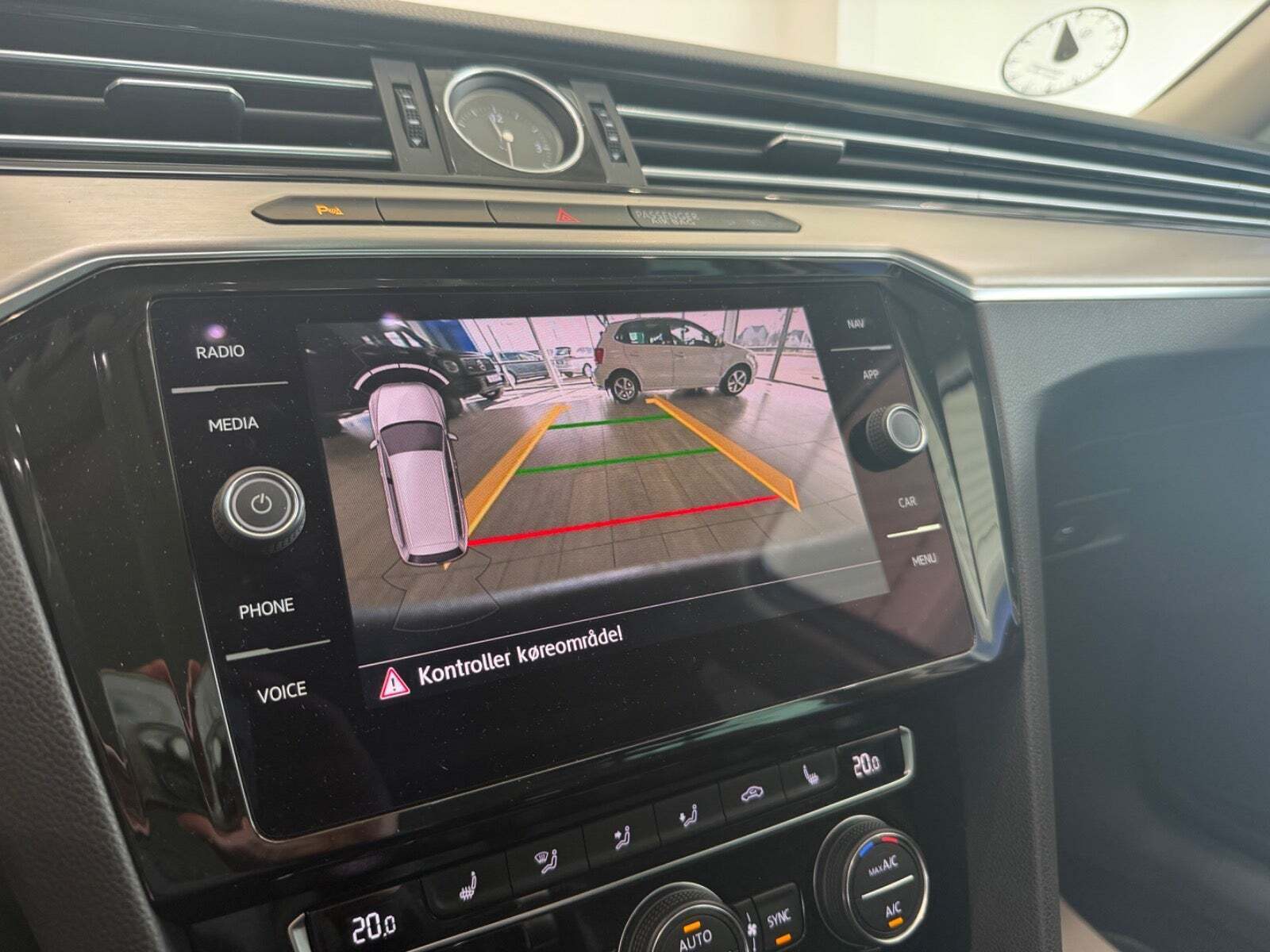 Grå VW Passat fra 2019