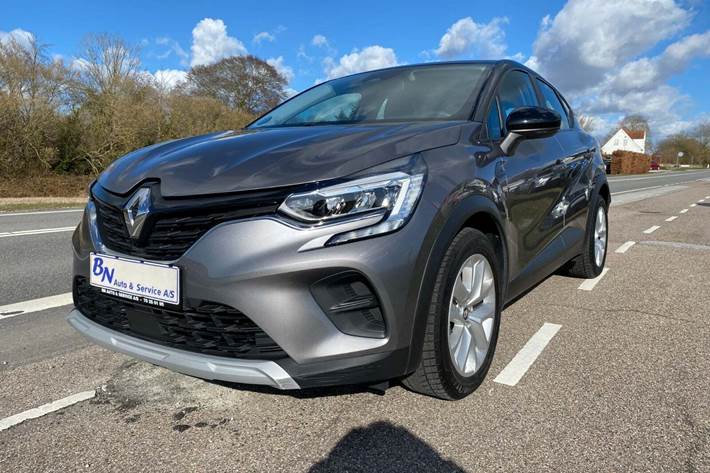 Grå Renault Captur fra 2022 set udefra