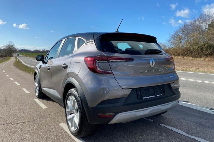 Grå Renault Captur fra 2022