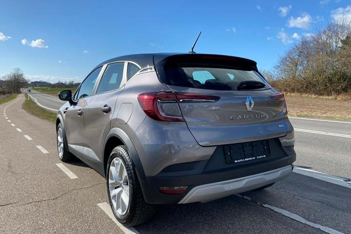 Grå Renault Captur fra 2022