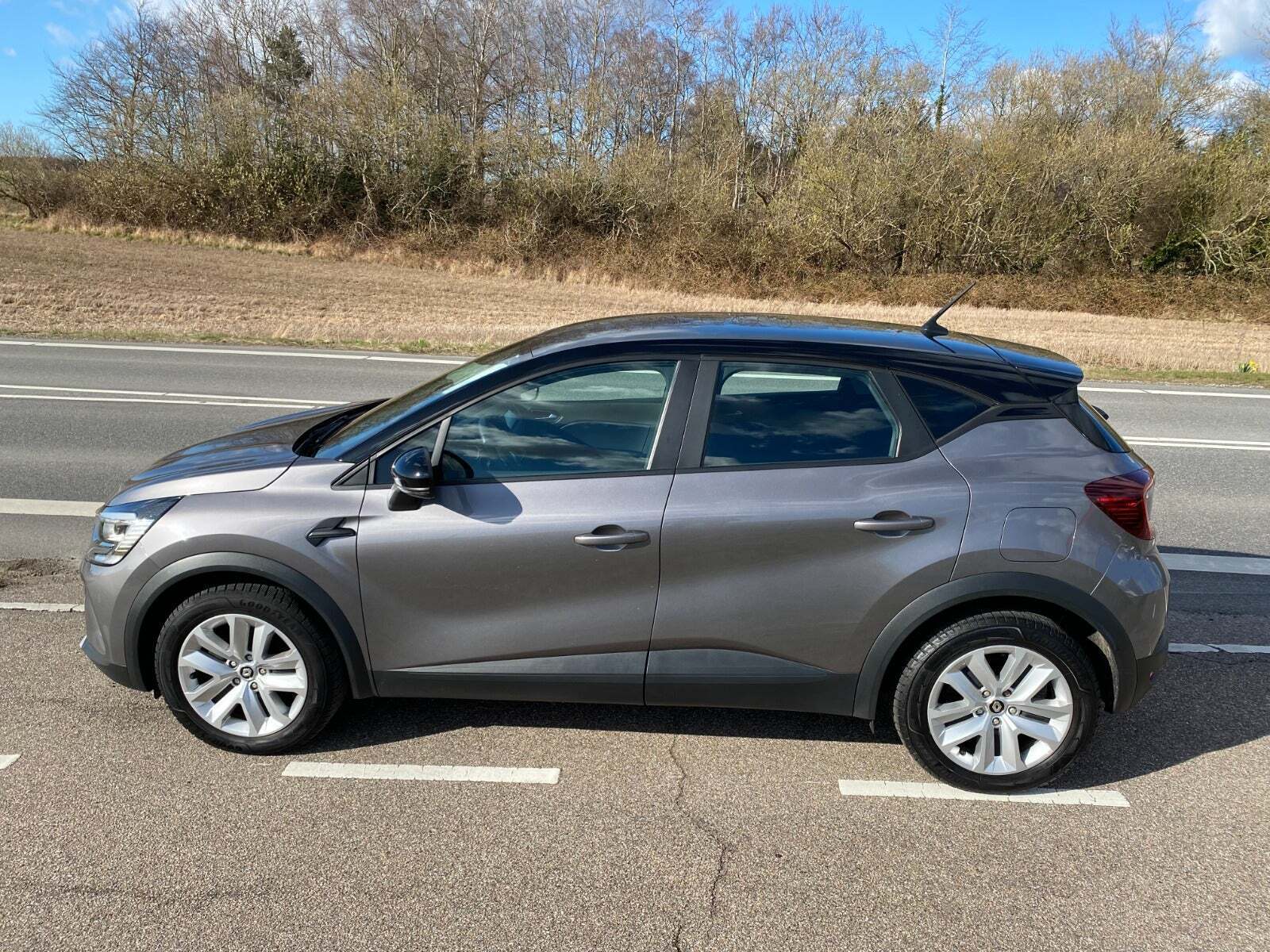 Grå Renault Captur fra 2022
