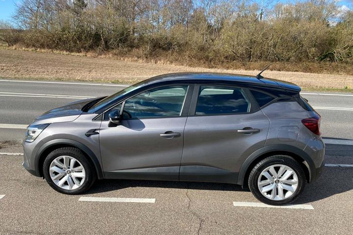 Grå Renault Captur fra 2022