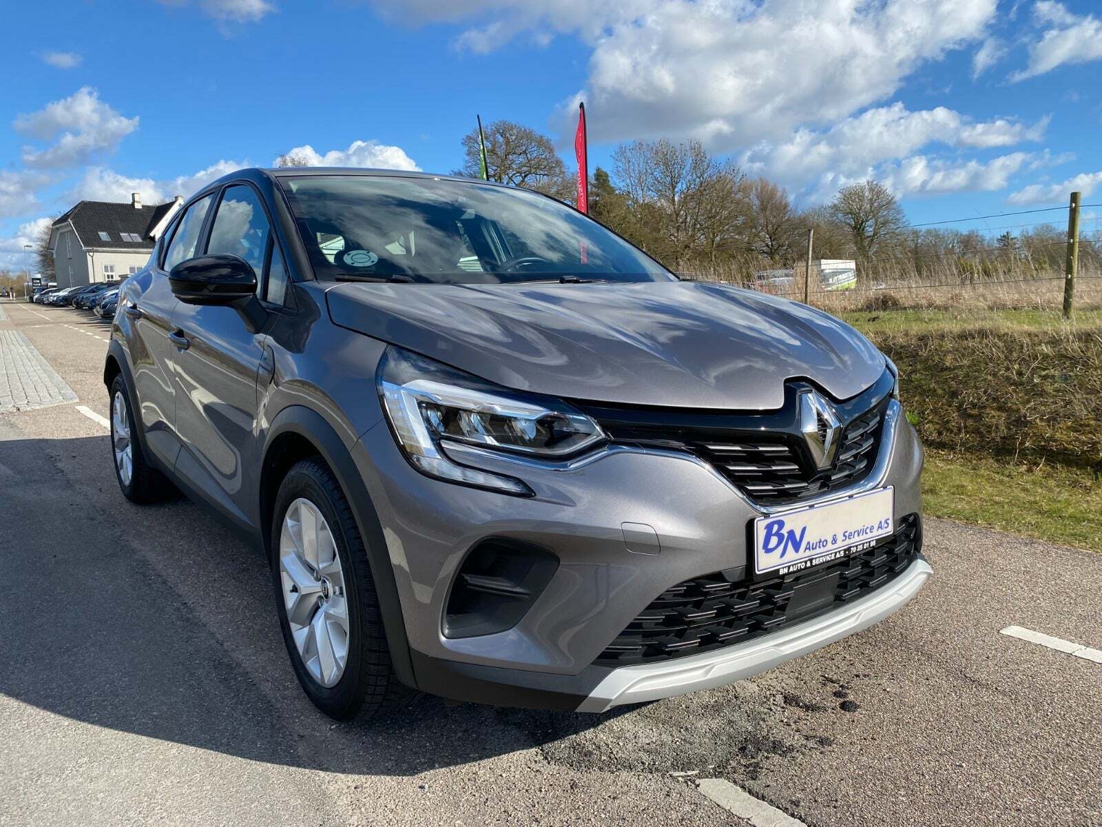 Grå Renault Captur fra 2022 set udefra