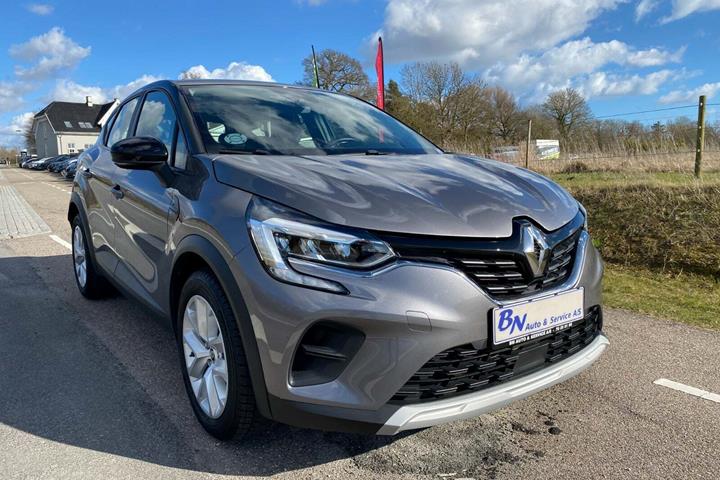Grå Renault Captur fra 2022 set udefra