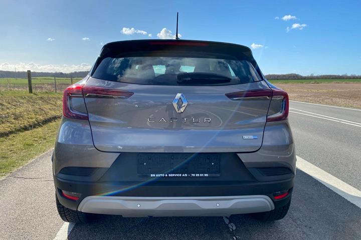 Grå Renault Captur fra 2022