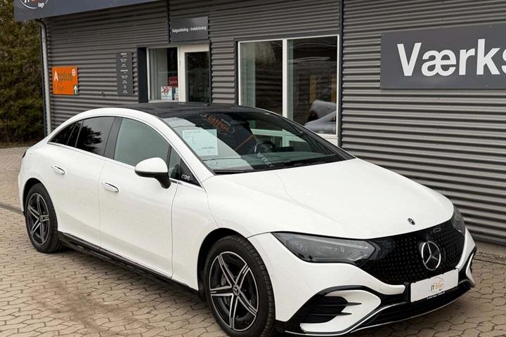 Hvid Mercedes EQE350 fra 2022 set udefra