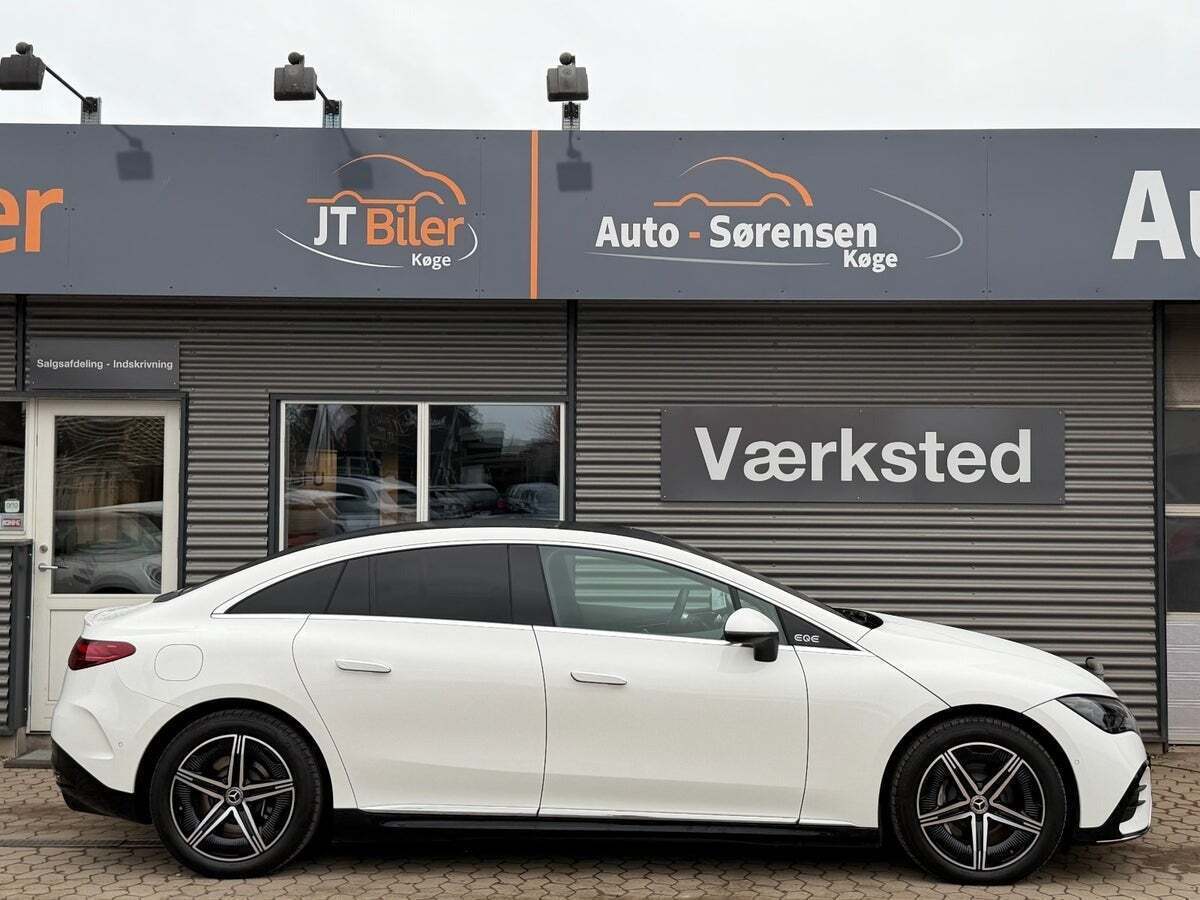 Hvid Mercedes EQE350 fra 2022