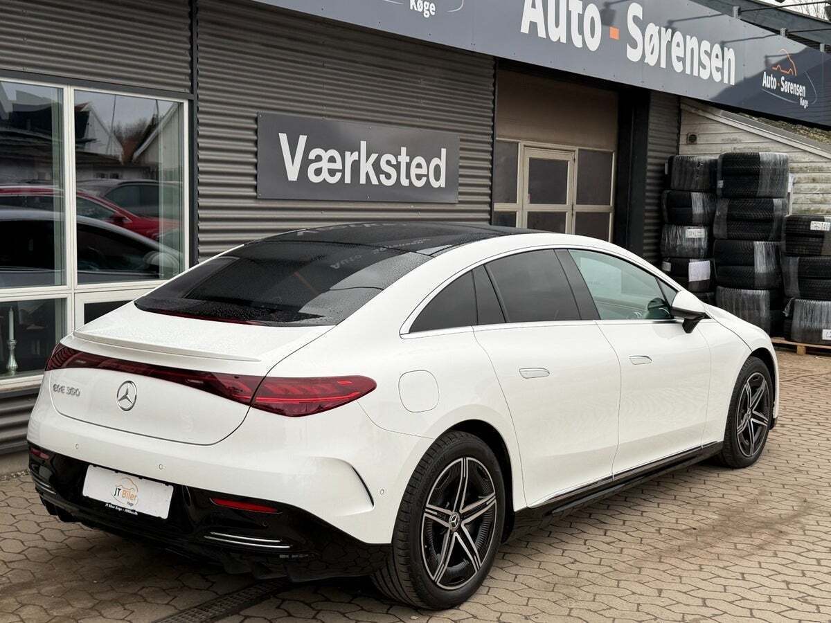 Hvid Mercedes EQE350 fra 2022