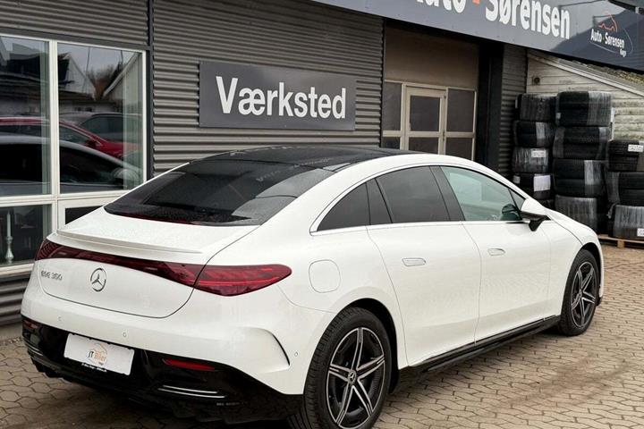 Hvid Mercedes EQE350 fra 2022