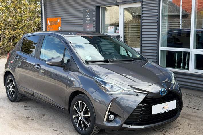 Grå Toyota Yaris fra 2019