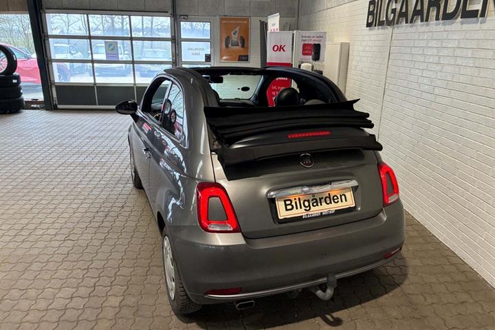 Grå Fiat 500C fra 2020