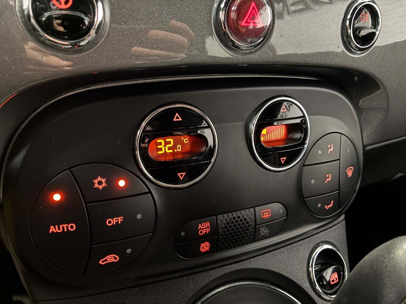 Grå Fiat 500C fra 2020