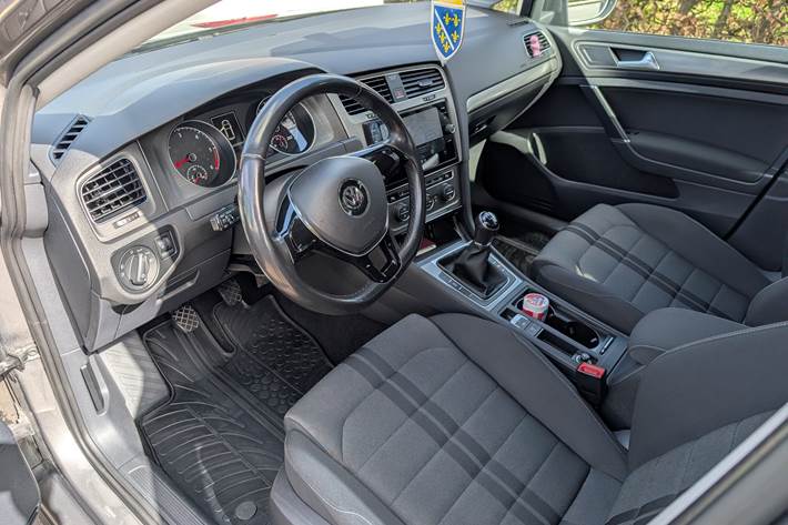 Grå VW Golf fra 2014