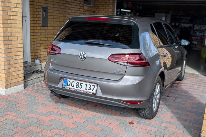 Grå VW Golf fra 2014