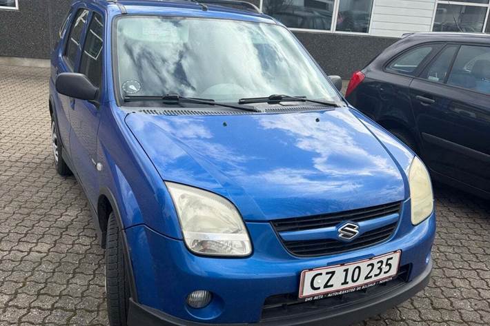 Blå Suzuki Ignis fra 2005 set udefra