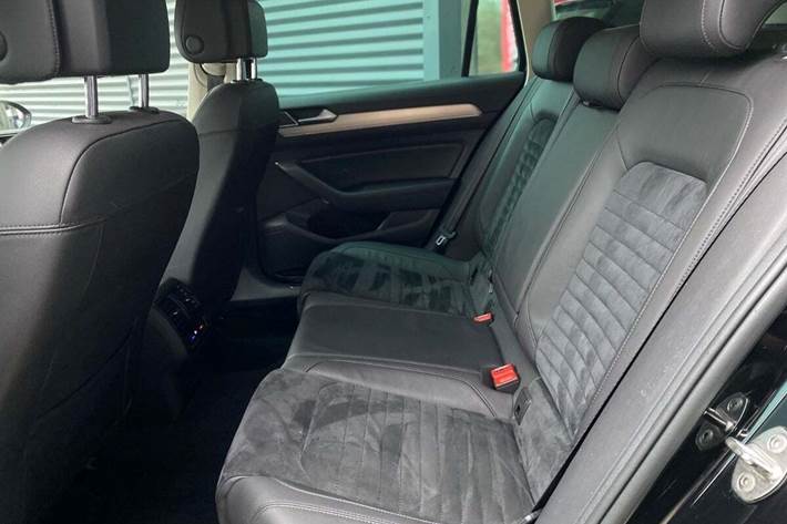 Sort VW Passat fra 2019