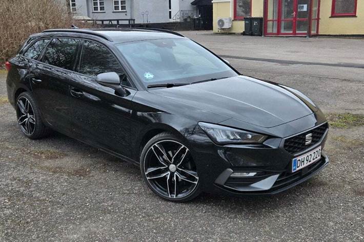 Sort Seat Leon fra 2021 set udefra