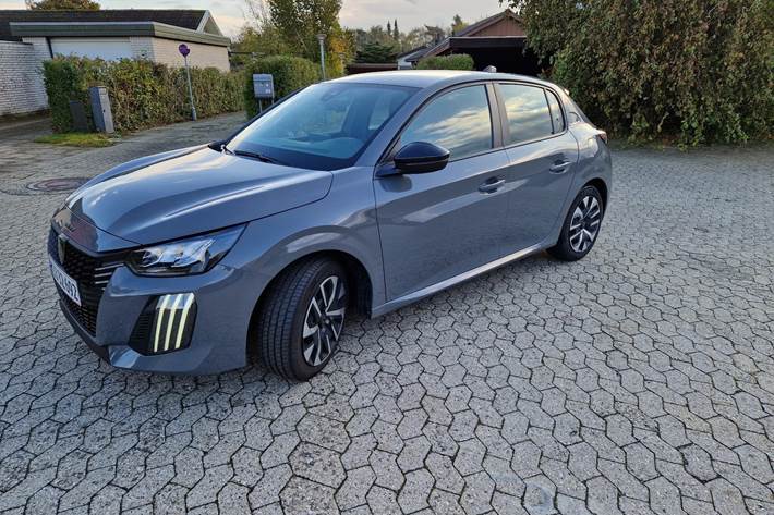 Grå Peugeot 208 fra 2024