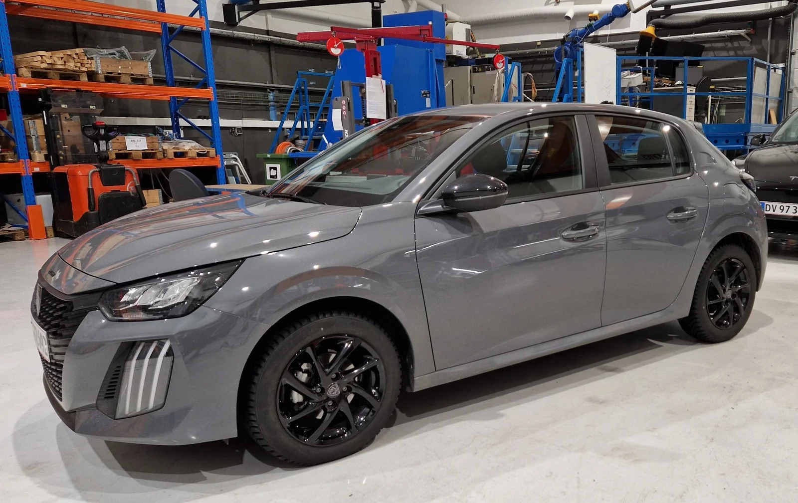 Grå Peugeot 208 fra 2024