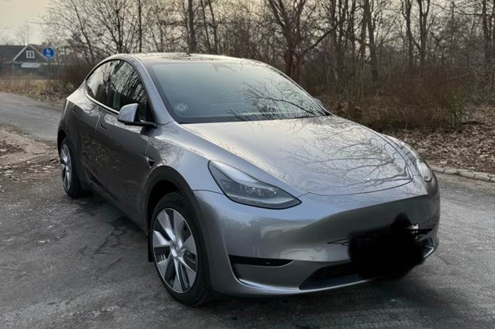 Grå Tesla Model Y fra 2024