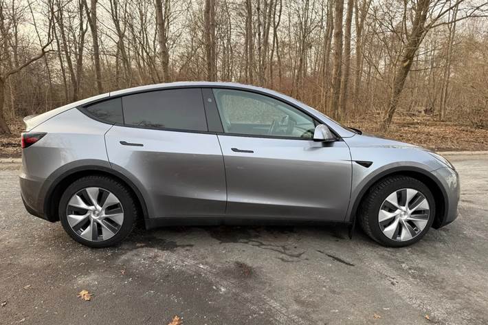 Grå Tesla Model Y fra 2024