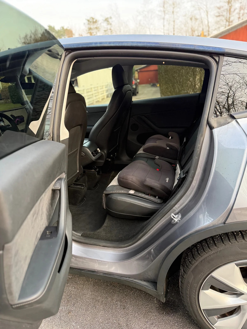 Grå Tesla Model Y fra 2024