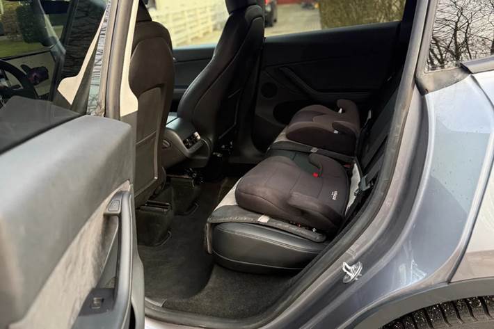 Grå Tesla Model Y fra 2024