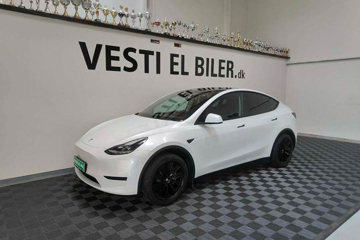 Hvid Tesla Model Y fra 2024
