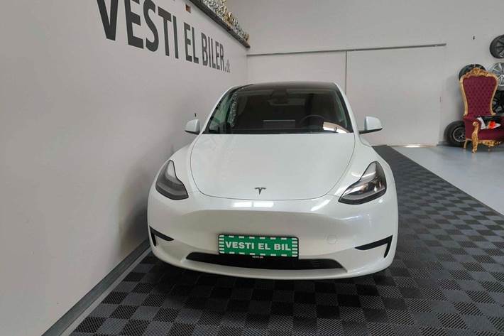 Hvid Tesla Model Y fra 2024