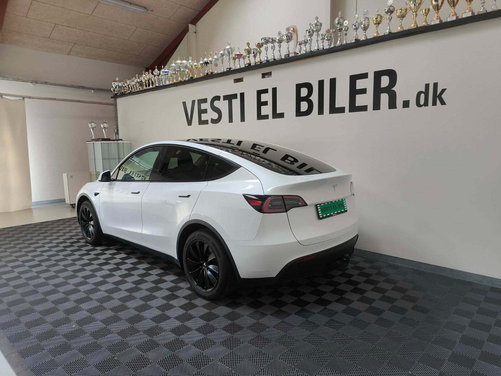 Hvid Tesla Model Y fra 2024