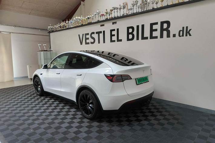 Hvid Tesla Model Y fra 2024