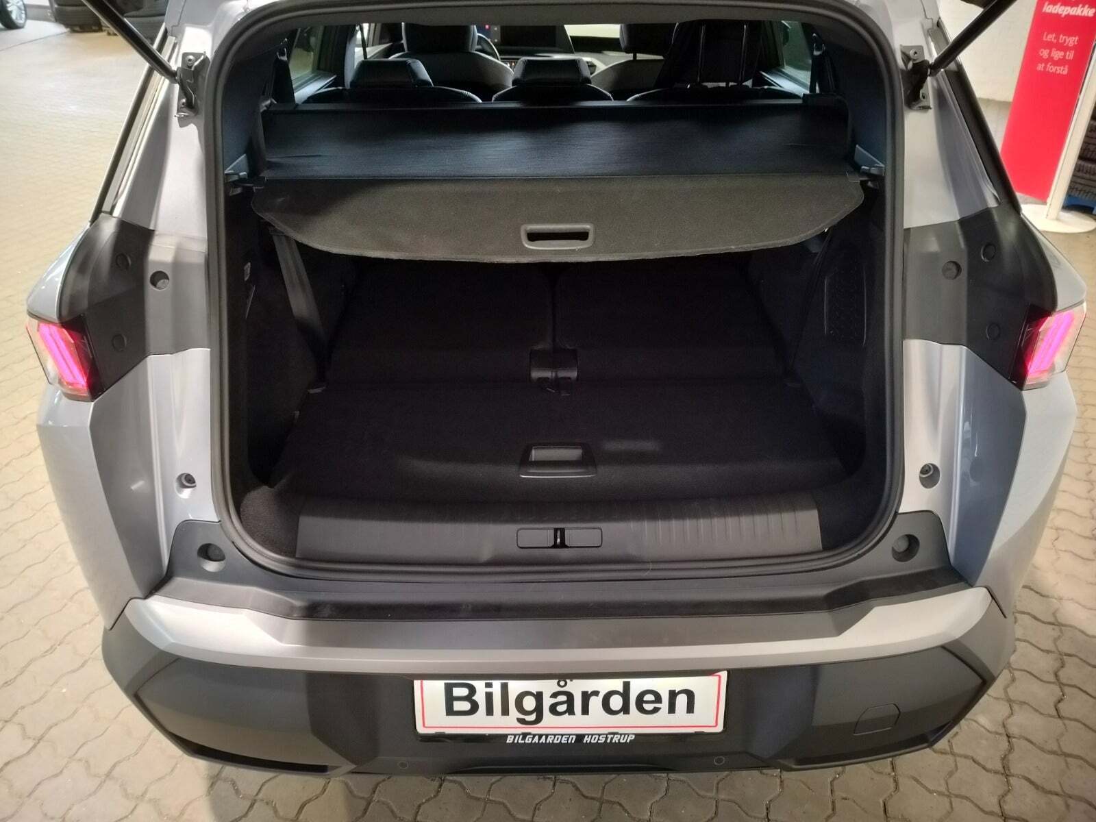 Sølv Peugeot e-5008 fra 2025