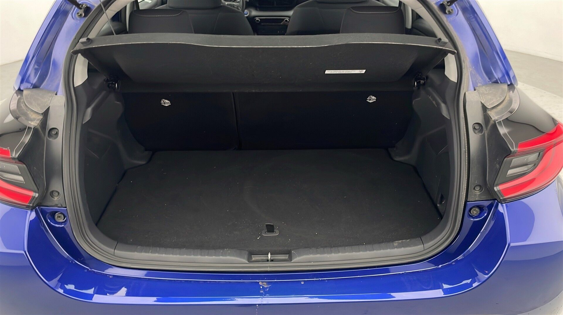 Blå Toyota Yaris fra 2022