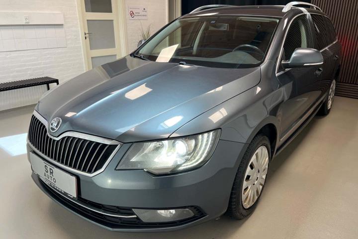 Grå Skoda Superb fra 2015 set udefra