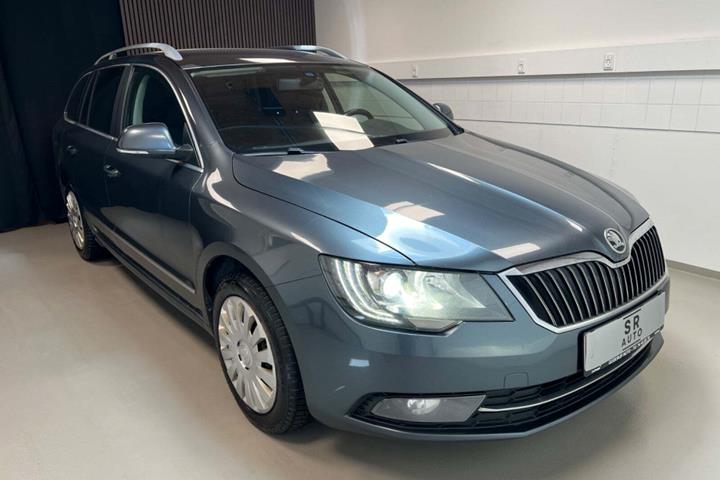 Grå Skoda Superb fra 2015