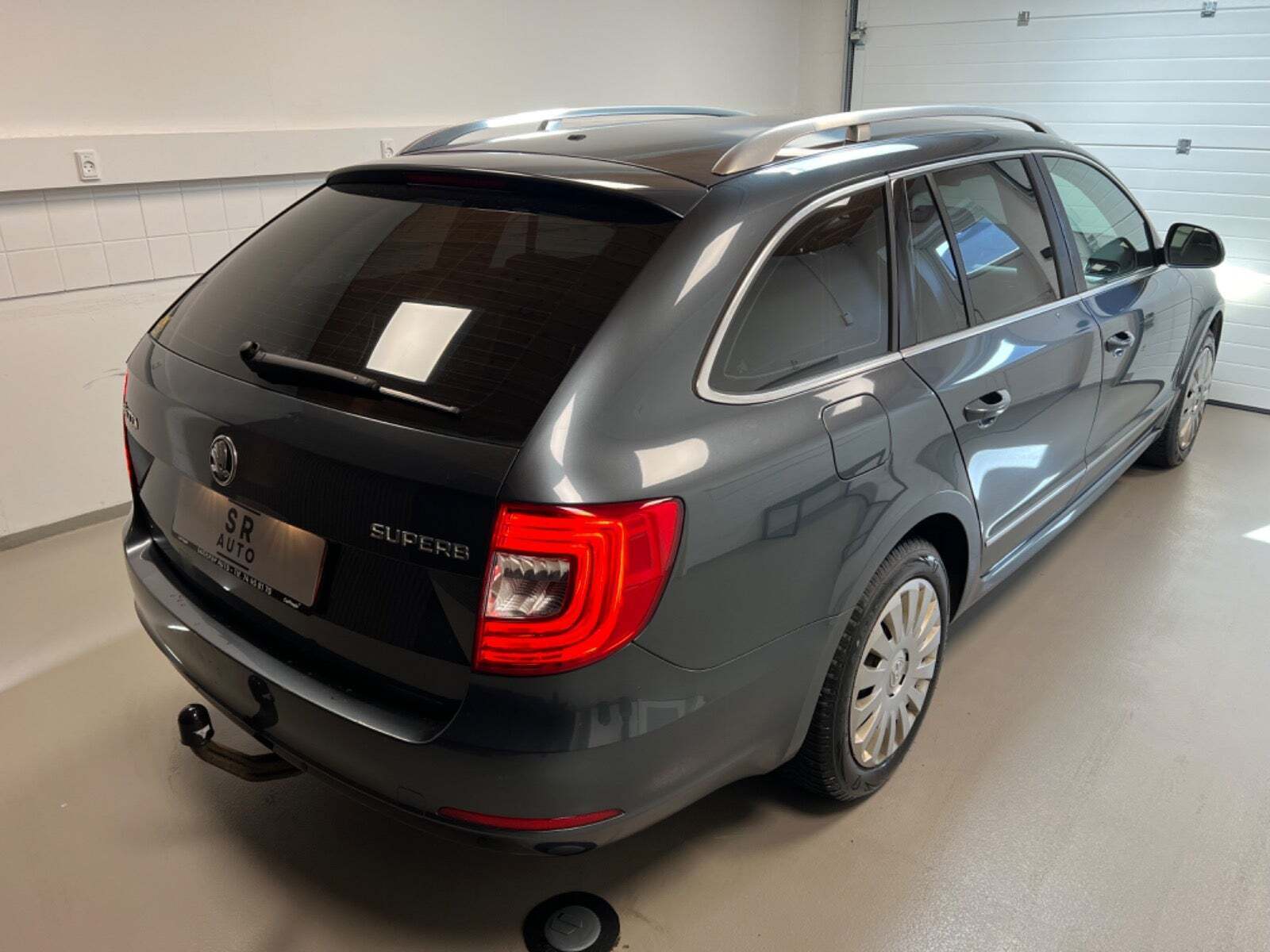 Grå Skoda Superb fra 2015