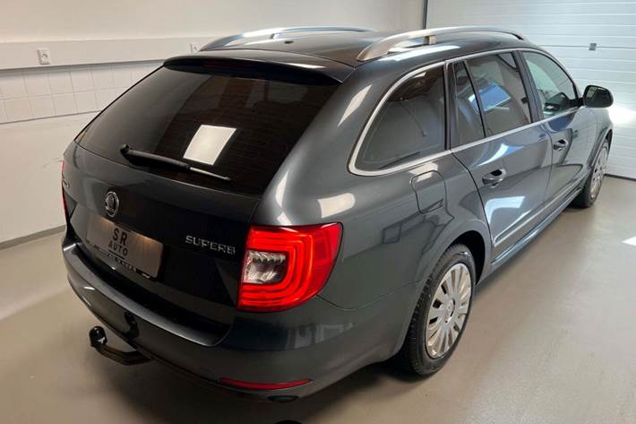 Grå Skoda Superb fra 2015