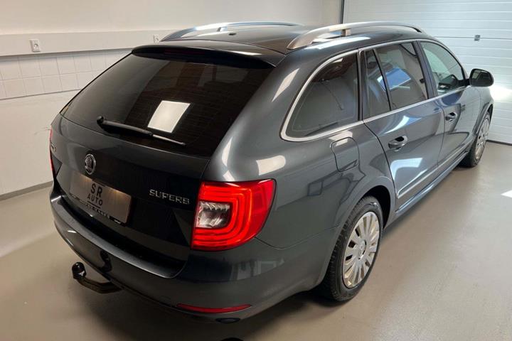 Grå Skoda Superb fra 2015