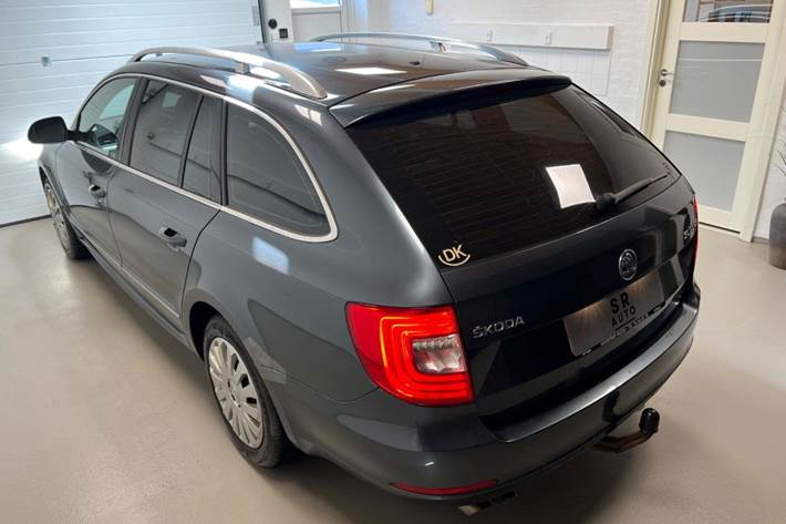 Grå Skoda Superb fra 2015