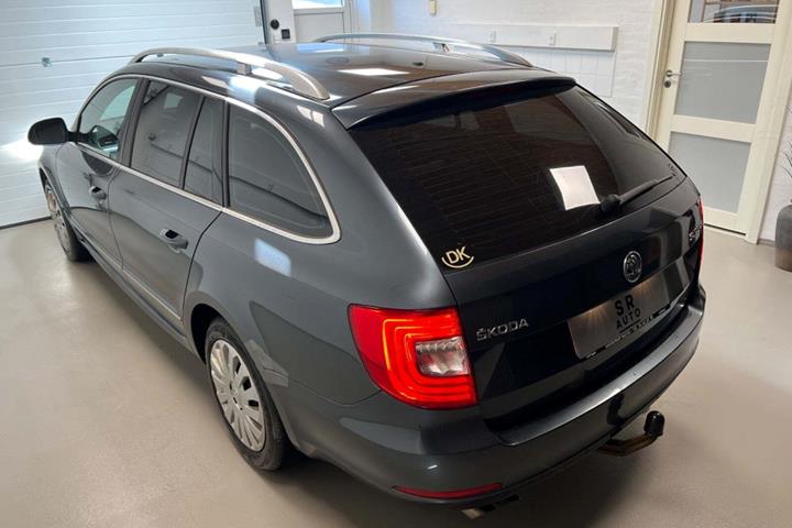 Grå Skoda Superb fra 2015