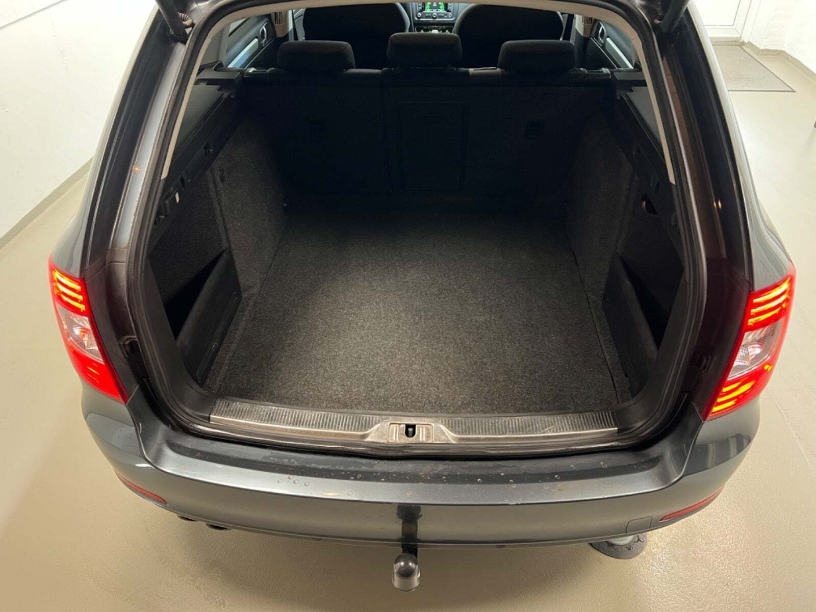 Grå Skoda Superb fra 2015