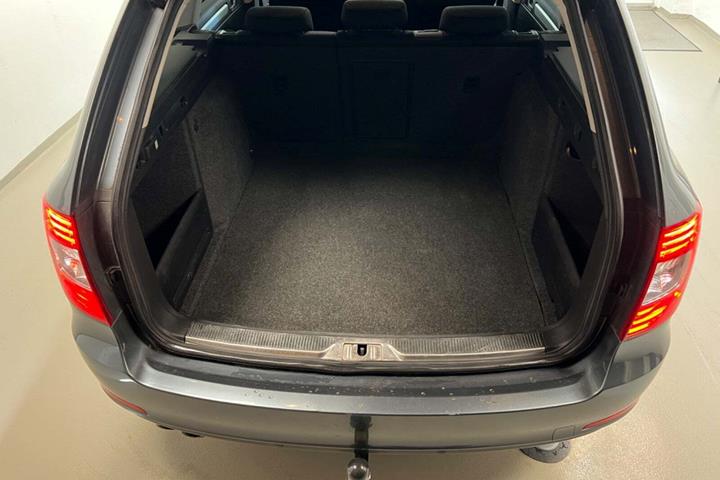 Grå Skoda Superb fra 2015